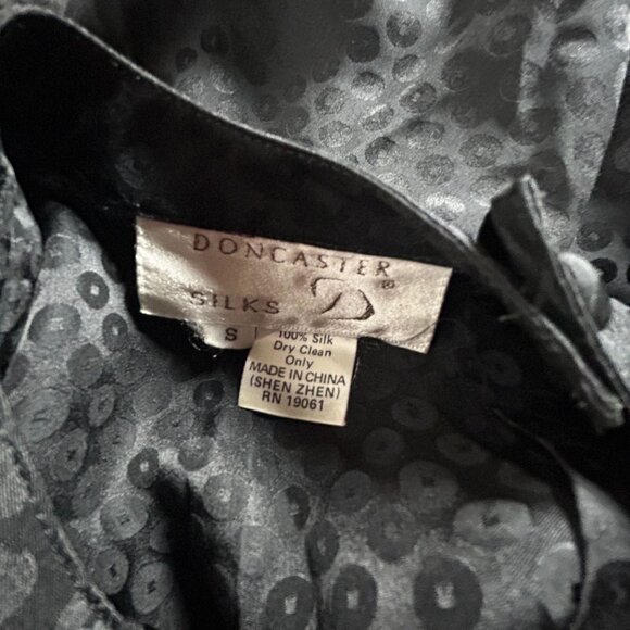 Doncaster Silks Womens Short Sleeve Button-Back Blouse Top Small Black Polk Dot - Picture 3 of 6